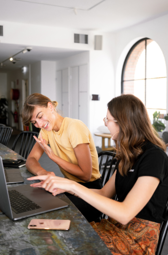 Twee collega's werken samen aan communicatie