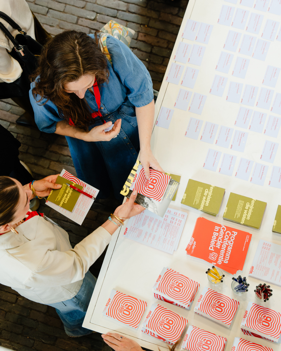 Bezoekers bij een Atria-evenement met publicaties